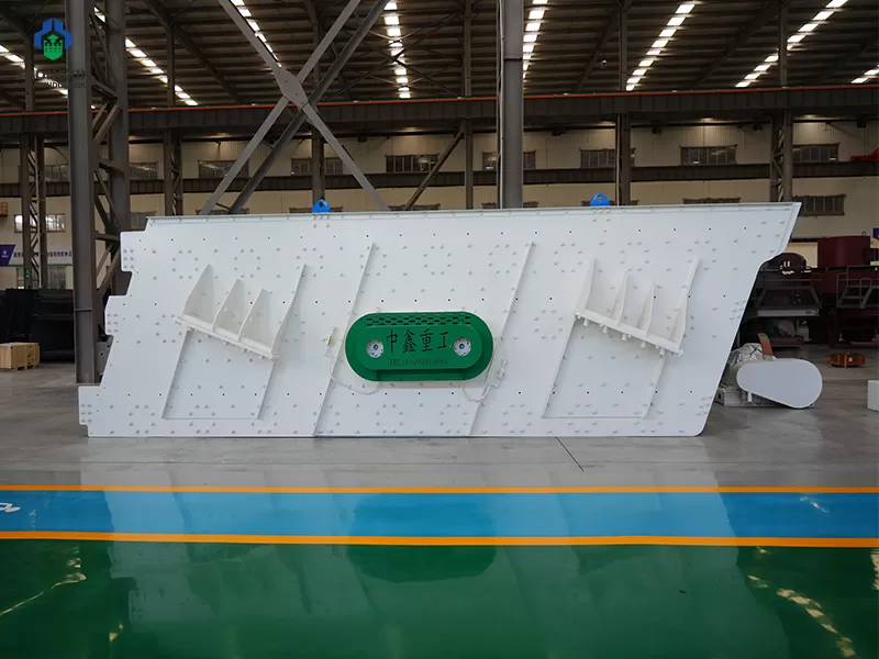 Vibratory rock screen screen box structure with cross beams and side plates