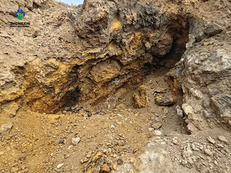Raw oxidized gold ore feed with iron oxide mineralization before crushing and grinding