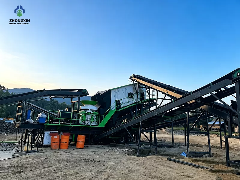 Wheel-mounted mobile cone crushing and screening station equipped with XHP hydraulic cone crusher and YK vibrating screen