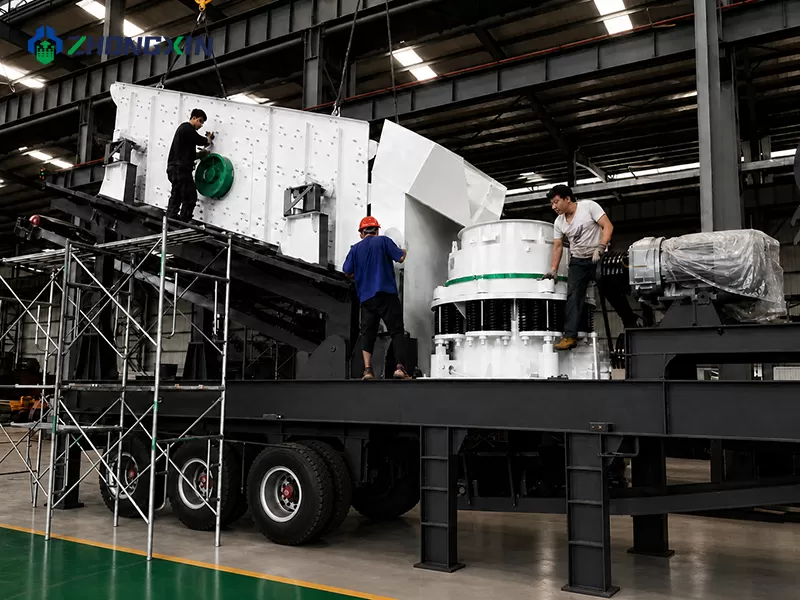 Quality testing of the vibrating feeder and conveyor belts for a mobile crusher before delivery