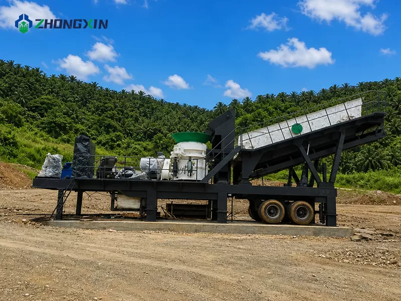Discharge belt conveyors stacking finished aggregate products directly from the mobile crushing plant