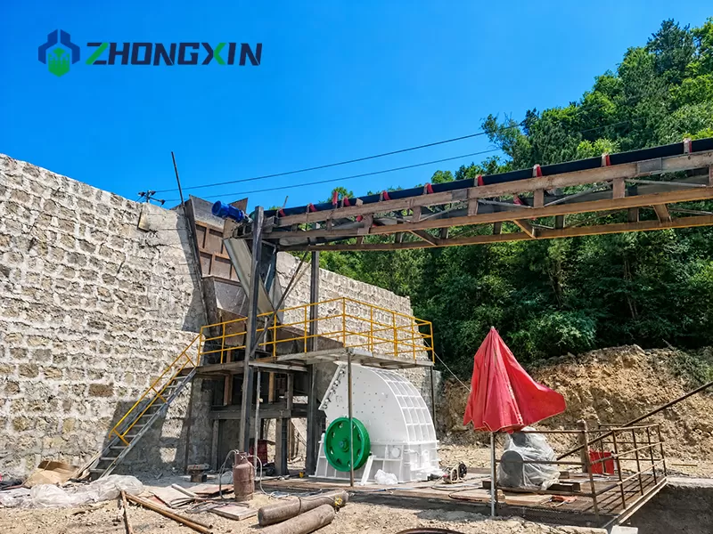 PCZ heavy hammer crusher with discharge belt conveyor system in open-cast stone quarry