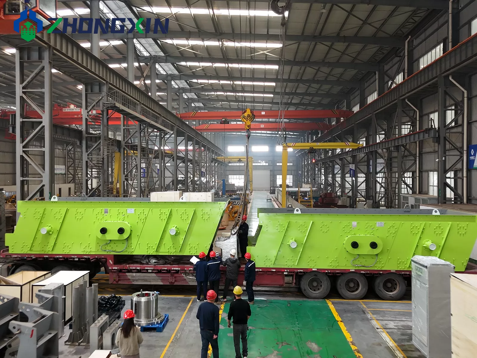 Final factory inspection of green vibrating screen assembly before shipment to Xinjiang aggregate plant.png