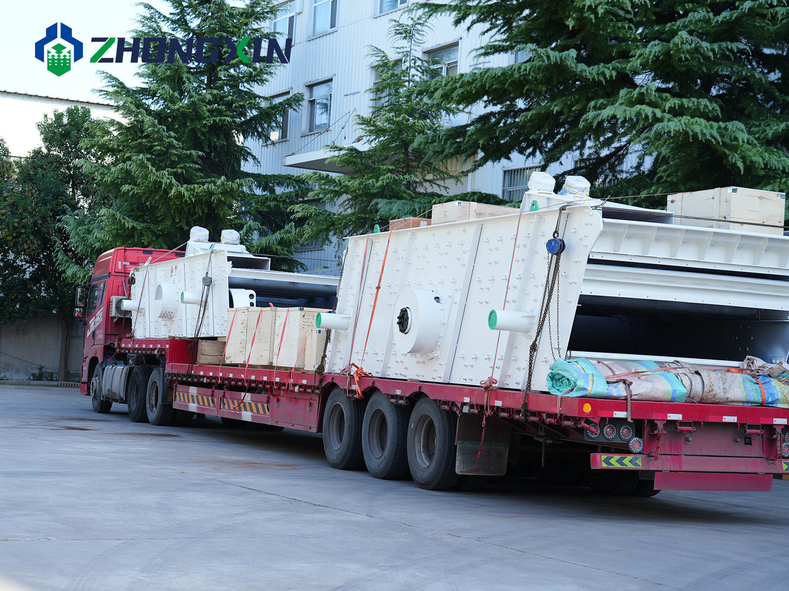 Logistics transport trailer loaded with heavy-duty vibrating screen heading to Xinjiang quarry site.JPG