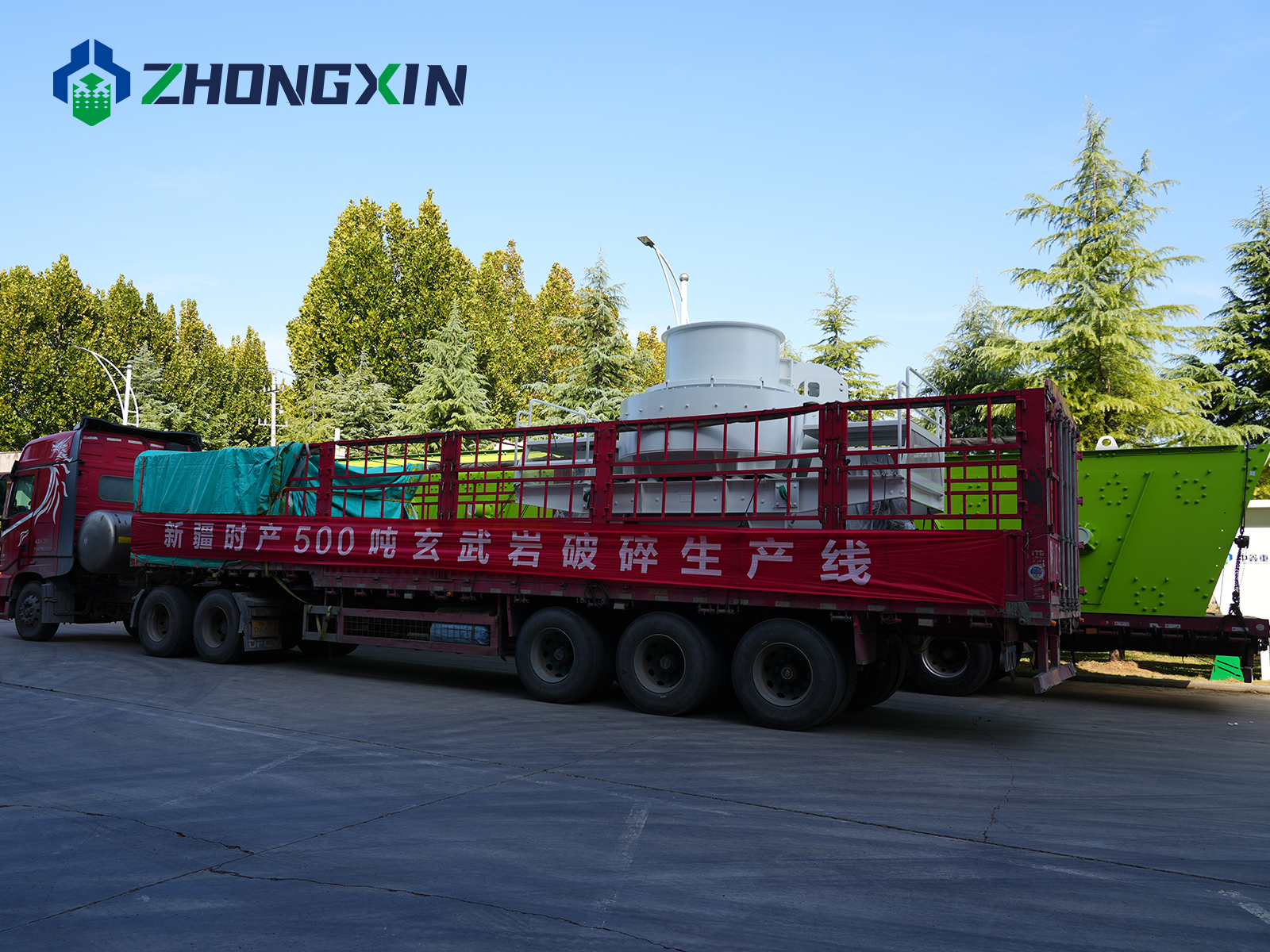 VSI1263 heavy-duty sand making machine and core accessories loaded on cargo vehicle for Xinjiang project.JPG